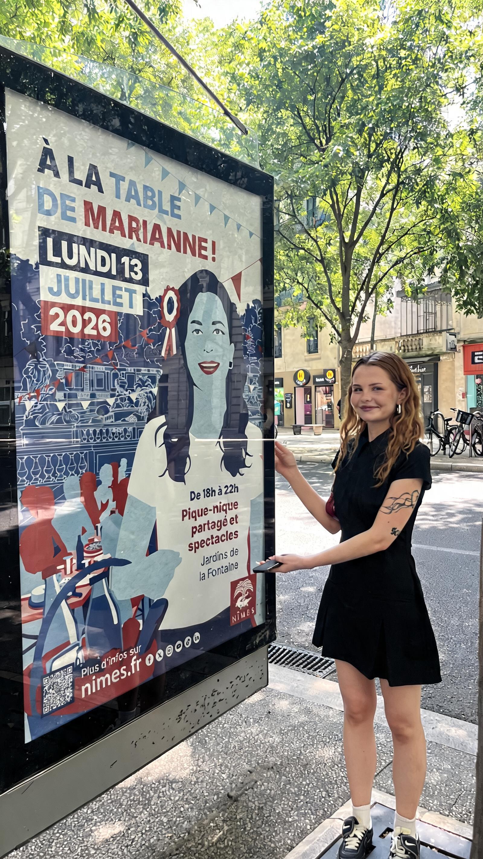 Devant l'affiche de l'événement dans les rues de Nîmes